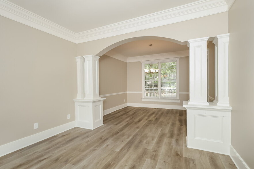 Building Photo - 3073 Essex Dr