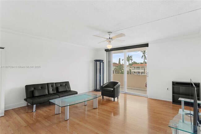Building Photo - 9440 W Bay Harbor Dr