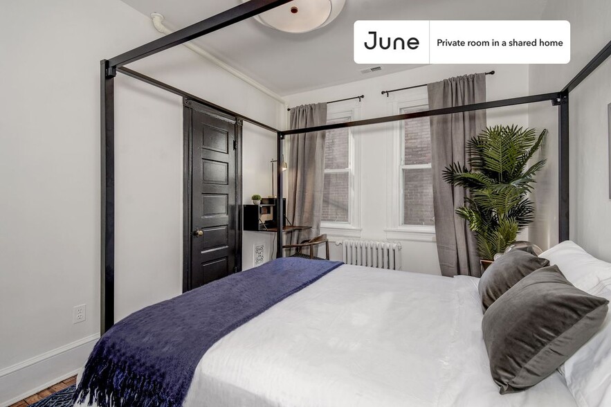 Building Photo - Private bedroom in 3 bed/2 bath Home