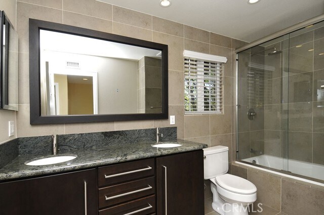 Building Photo - 3055 E Hillcrest Dr