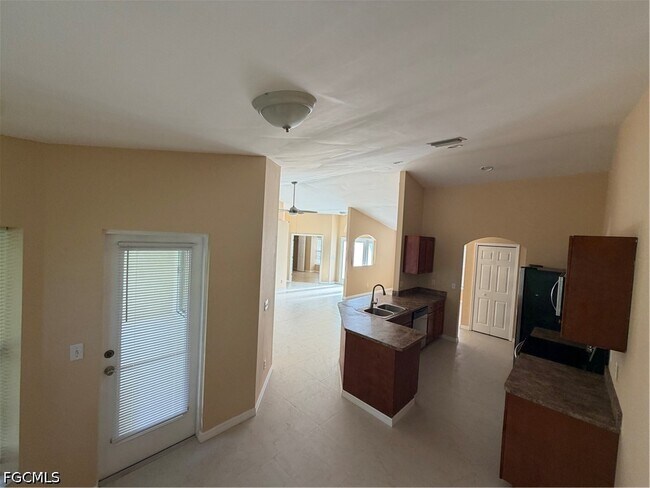 Building Photo - 905 SW 8th Ct