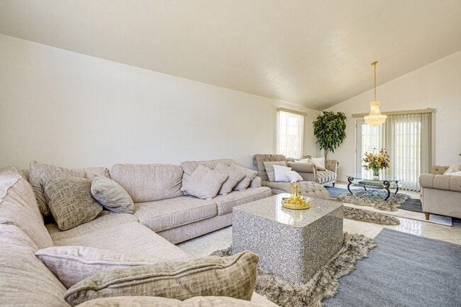 Building Photo - 172 Goldenrod Dr