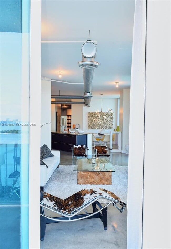 Building Photo - 700 NE 25th St