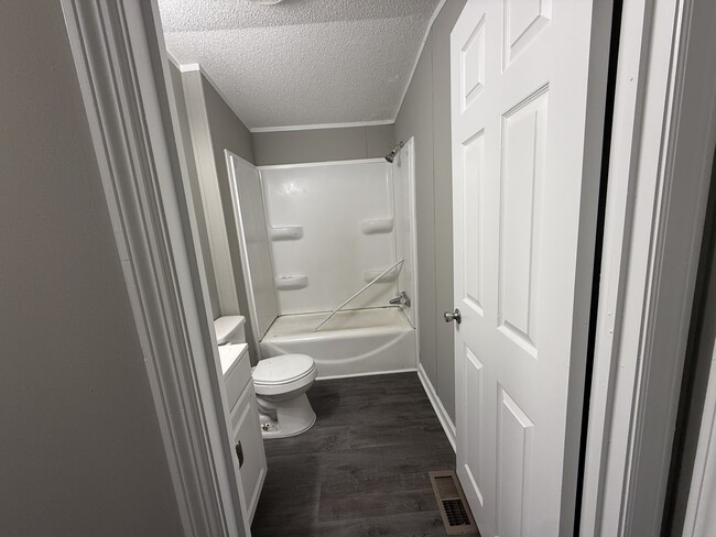 Building Photo - 1421 Vince Cir