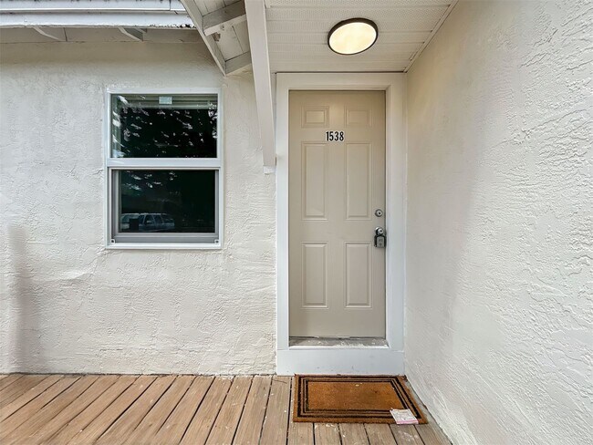Building Photo - Beautifully Renovated 2 Bed/1 Bath Duplex – Move-In Ready in the Heart of Clearwater!