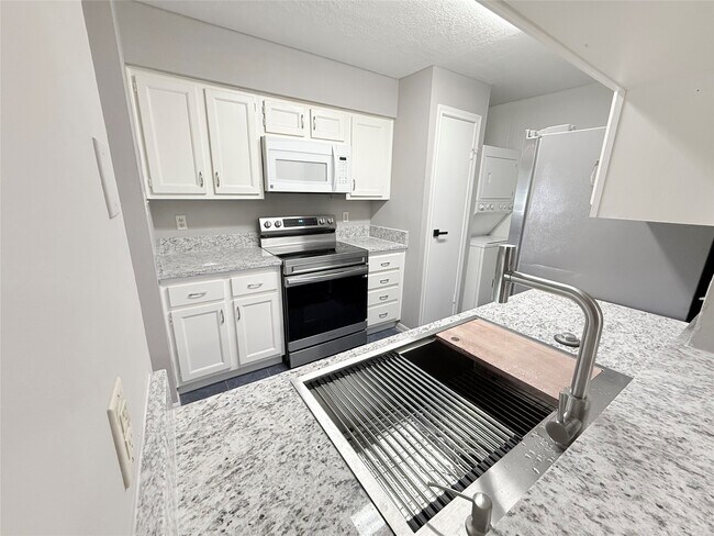 Building Photo - 12755 Mill Ridge Dr