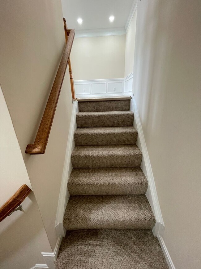 Building Photo - Elegant And Spacious 3 Bed 3.5 Bath Townhome In Vibrant Loudon Parkway Center