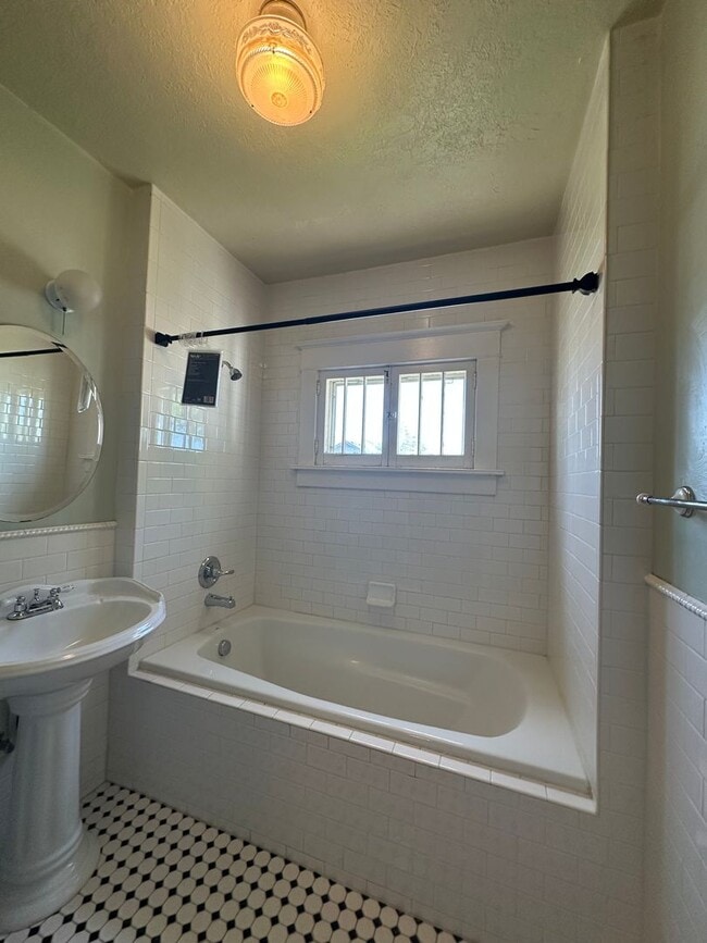 Building Photo - Amazing 3 bedroom home avail NOW