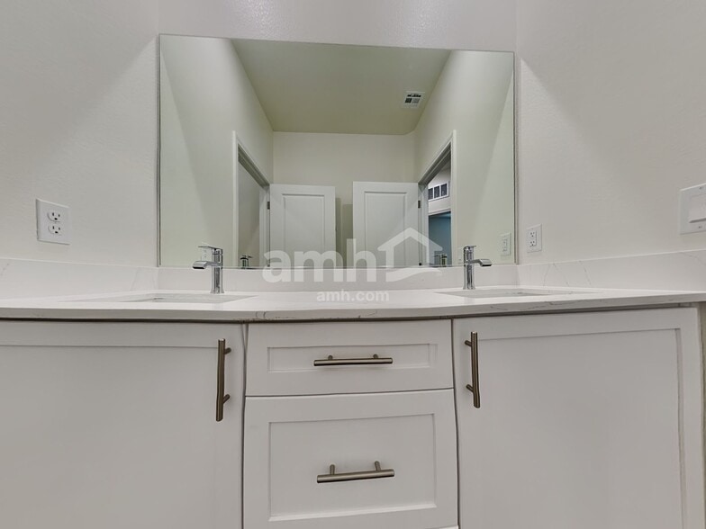 Building Photo - 525 Silverbell Falls Pl