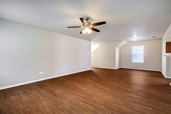 Building Photo - Move-In Ready Home with New Flooring and A...
