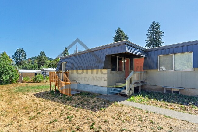Building Photo - Large 4 Bedroom 2 Bathroom Home with Off S...