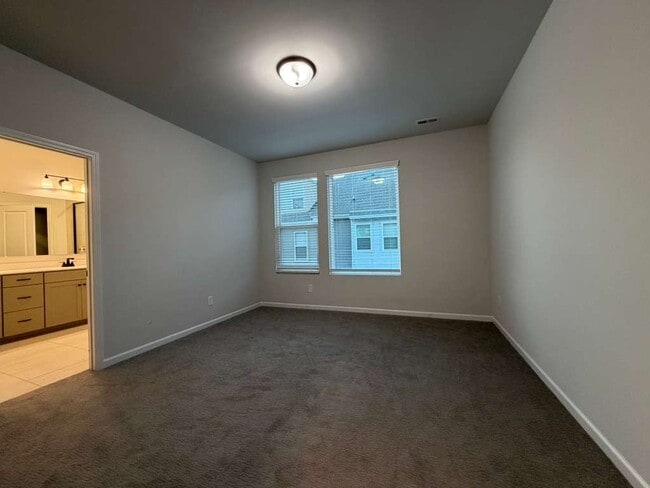 Building Photo - 2029 Statesville Ave