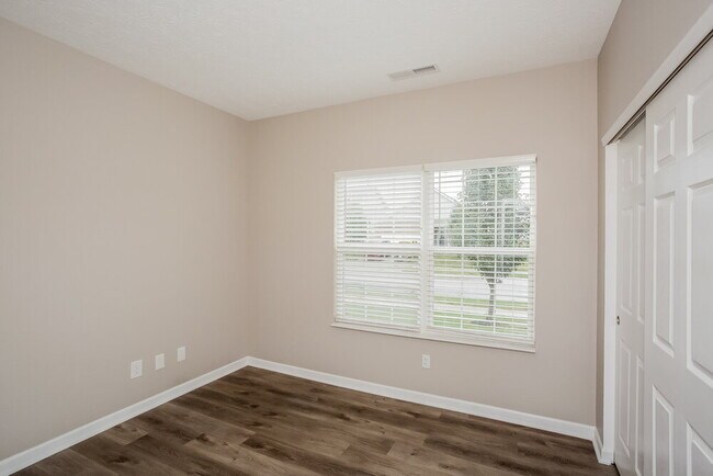 Building Photo - 573 Farnham Dr