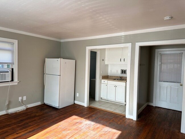 Building Photo - Studio available in the City of Williamsbu...