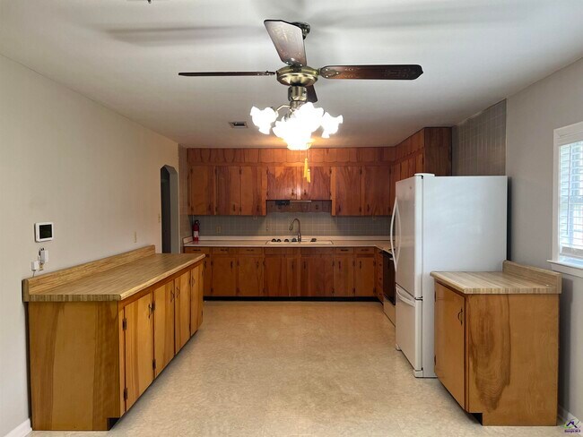 Building Photo - 482 Lake Joy Rd