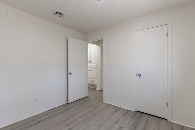 Building Photo - 5113 S Briarwood Dr