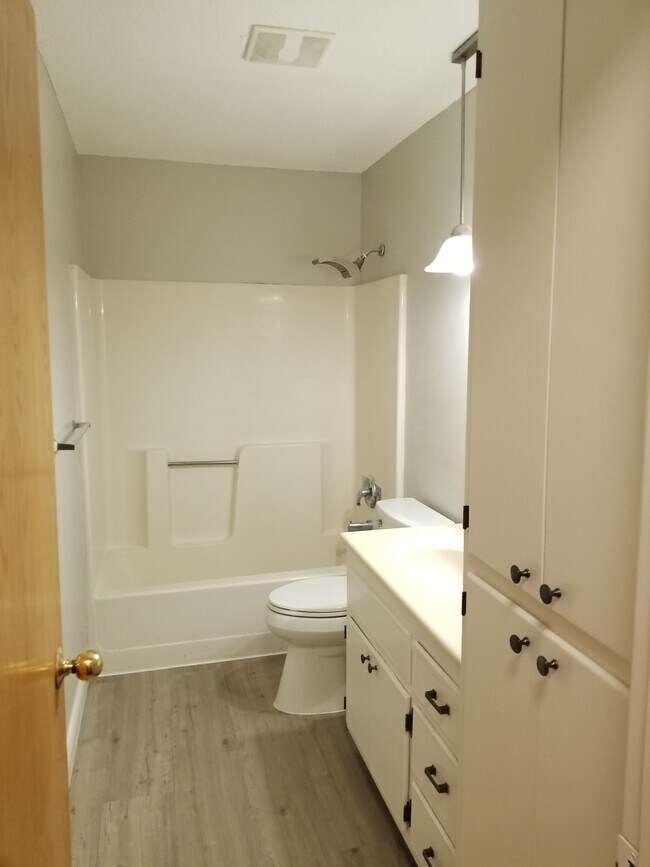 Building Photo - 220 Leighton Dr