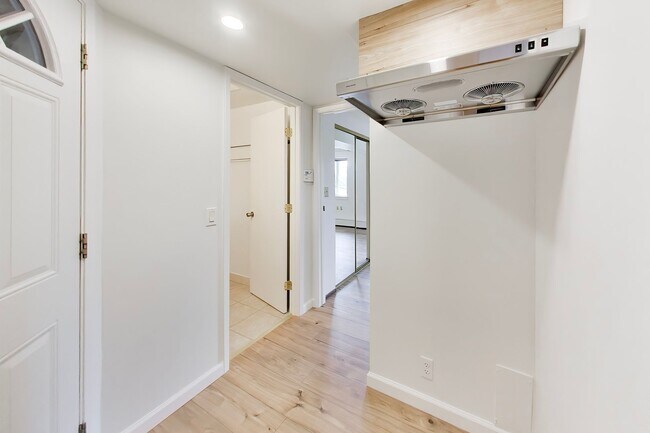 Building Photo - Bright Corner Home with Family Room, Yard & Laundry in Prime Sunset Location!