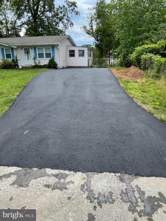 Building Photo - 104 Lark Ln