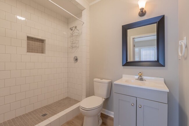 Building Photo - Available Now!  Affordable, Move-In Ready Home close to Interstate & Downtown Columbus.