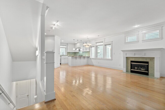 Building Photo - Stunning Capitol Hill Townhome in Prime Seattle Location – 3BR / 3BA Available June 7