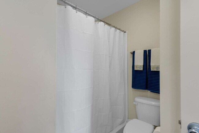 Building Photo - Coastal Comfort Awaits: Spacious 3-Bed, 3-Bath Townhouse in Surf City!