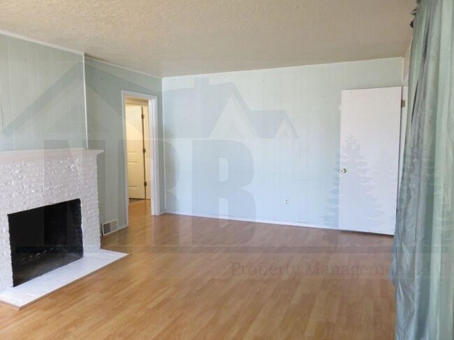 Building Photo - Beautiful Updated 3 Bedroom Rambler in Uni...