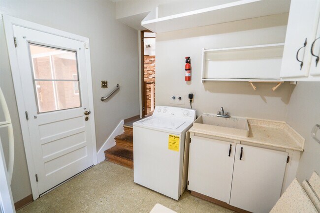 Building Photo - 2103 Evergreen Dr
