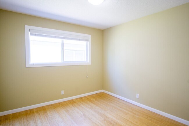 Building Photo - Corner Apartment in Saint John's w/Parking...