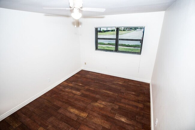 Building Photo - 3 Bedroom, 2 Bath Single Family Pool Home ...