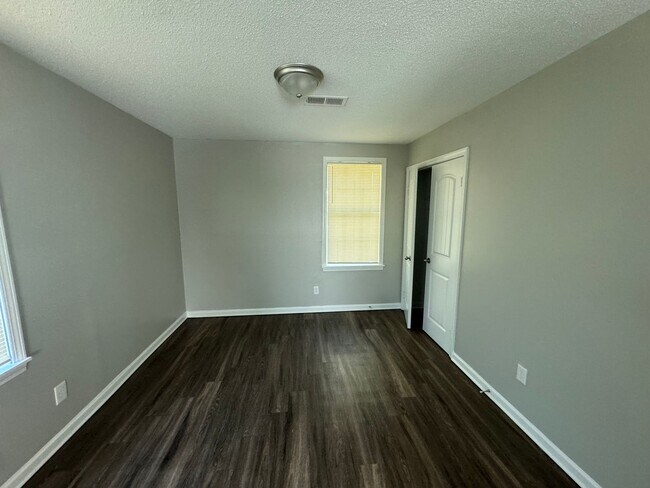 Building Photo - 4628 Windward Dr