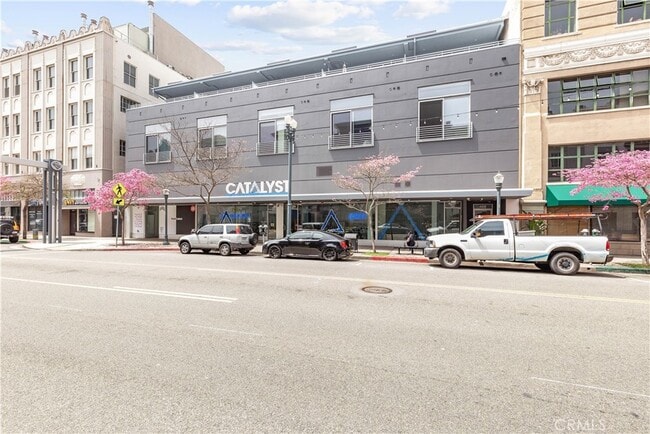 Building Photo - 433 Pine Ave