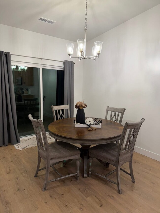 Building Photo - 695 E Vis Ln