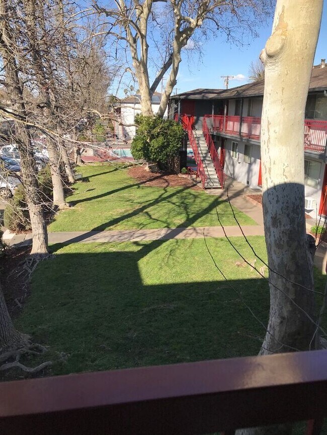 Building Photo - Charming Upstairs 2 Bedroom~ Very Charming...