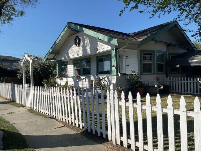 Building Photo - "Charming 2-Bed Home with Granite Touches in Tracy's Heart!"