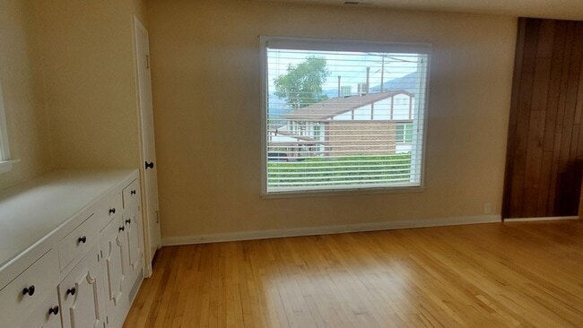 Building Photo - Spacious 2 Bd Main Level Duplex