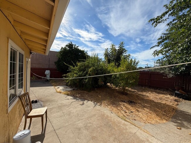 Building Photo - 1528 Los Robles Blvd