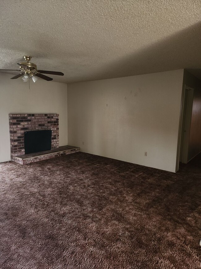 Building Photo - 3 Bedroom, 2 Bathrooms, 2 Car Garage, Den/...