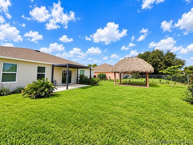 Building Photo - 1025 SW Sarto Ln