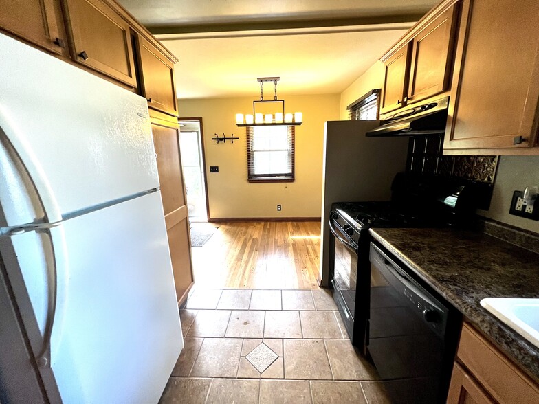 Building Photo - 1160 W Stover St