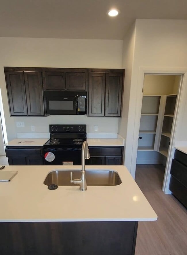 Building Photo - 858 N Old Fort Dr