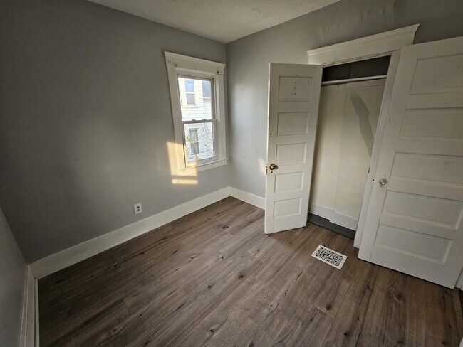 Building Photo - 1852 E 32nd St