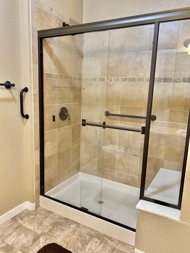 Building Photo - Fantastic 2 Bed, 2 Bath Condo With Detache...