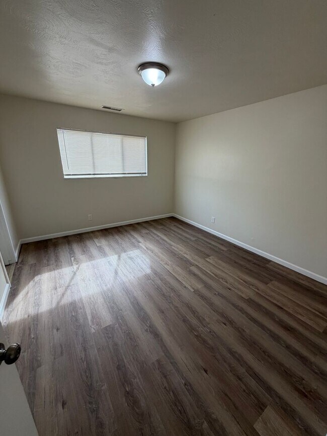 Building Photo - Refreshed Living