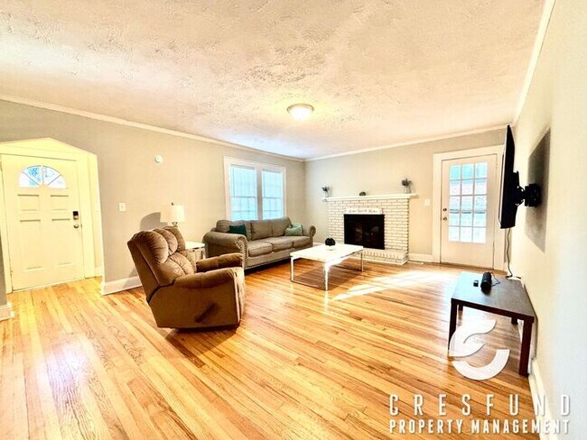 Building Photo - Charming 3 Bedroom 2 Bath Cottage style