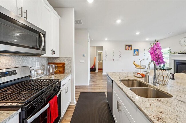 Building Photo - 446 Ravine Dr