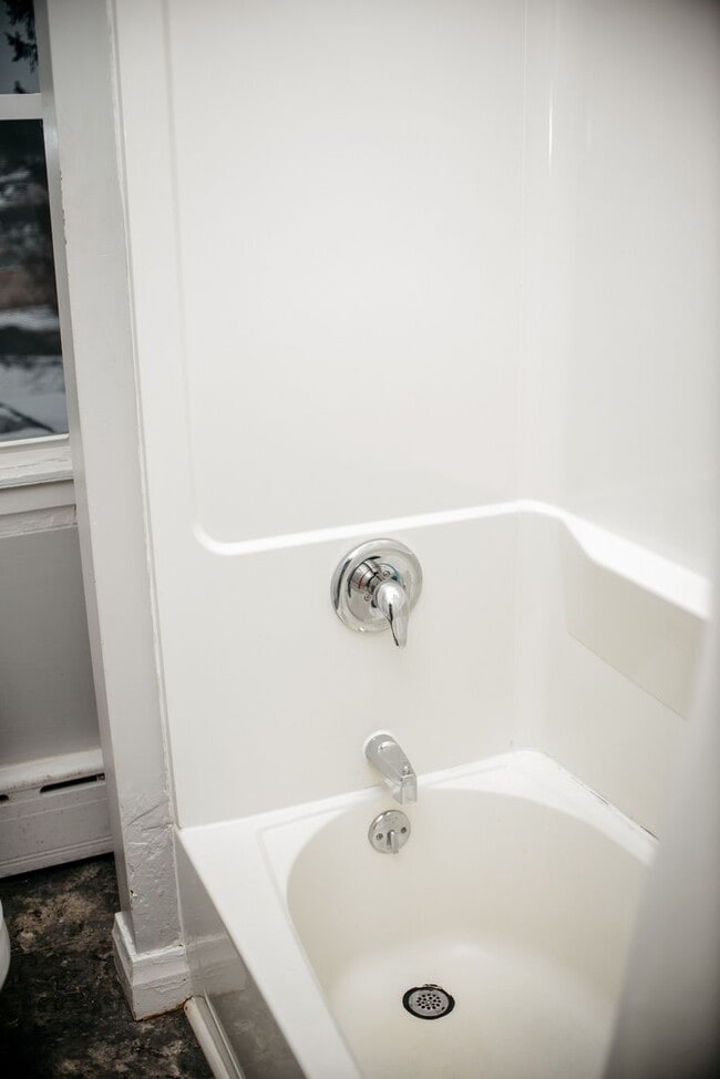 Building Photo - 26 E Main St