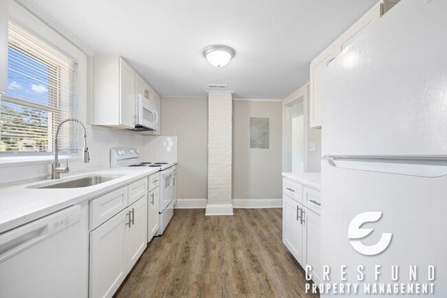 Building Photo - Bright and Cozy Cottage Style 2 Bedroom 1 Bath! Right off Ramsey Street