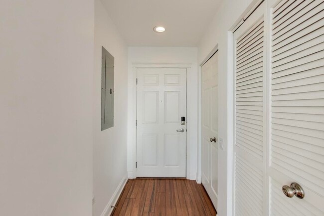 Building Photo - 1001 W Madison St