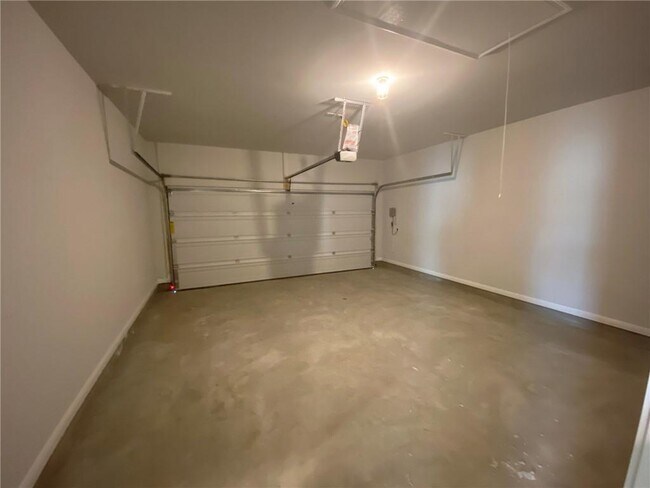 Building Photo - 384 Gaida Loop